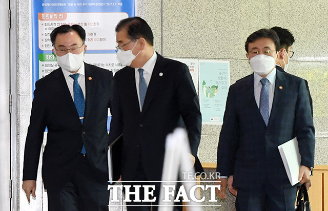 대화 나누는 정의용 외교부 장관과 문승욱 산업통상자원부 장관.