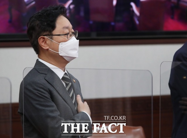 박범계 법무부 장관이 25일 오전 서울 종로구 세종대로 정부서울청사에서 열린 국무회의에서 국민의례를 하고 있다. /임영무 기자