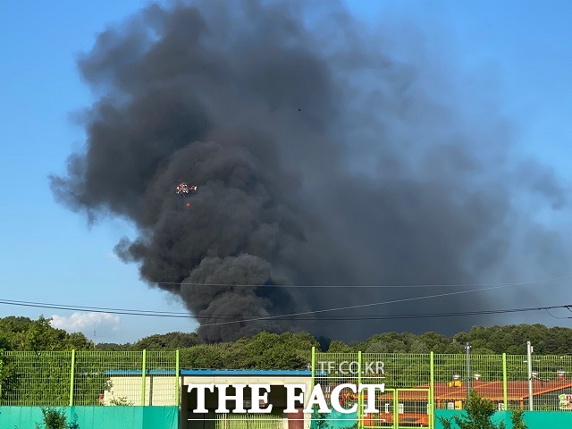 4일 오후 5시12분쯤 충북 청주시 흥덕구 강내면 재활용품 공장에서 불이 나 소방당국이 진화 작업을 벌이고 있다. / 전유진 기자