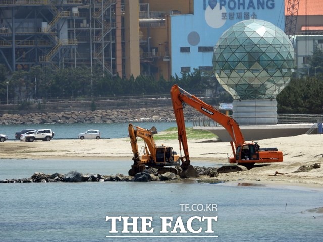 포항지방해양수산청이 안전상의 문제를 이유로 포항송도해수욕장 방파제(돌제)를 제거하고 있다/포항=김달년기자