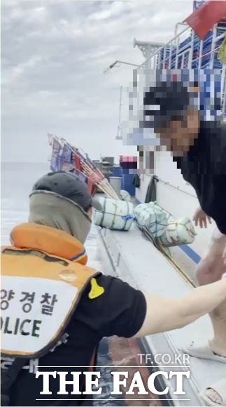 제주해양경찰서는 23일 오후 조업 중이던 어선 A호에서 발생한 응급환자 1명을 연안구조정 이용, 한림항에 대기 중인 119구급대에 안전하게 인계했다고 밝혔다. / 제주해양경찰서 제공