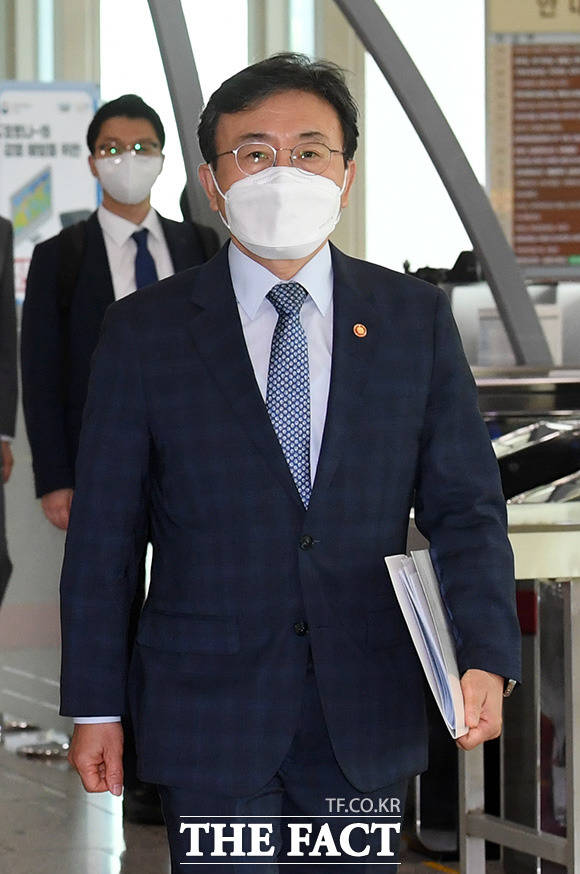 권덕철 보건복지부 장관이 브리핑실로 향하고 있다.