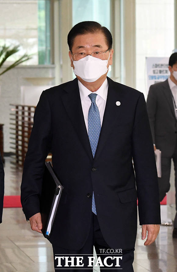 한미정상회담 성과 발표 위해 브리핑실로 향하는 정의용 외교부 장관.