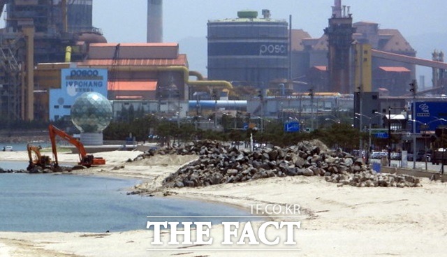 포항해수청이 공사현장의 기본 안전 수칙도 외면한 채 방파제 제거공사를 벌이고 있다./포항=김달년기자