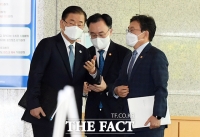  한미정상회담 성과 발표 위해 회견장으로 이동하는 정의용-권덕철-문승욱 [TF사진관]