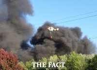  청주 강내 재활용공장서 불…검은 연기 치솟아(종합)