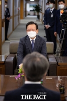  김명수 대법원장과 마주 앉은 김부겸 국무총리 [포토]