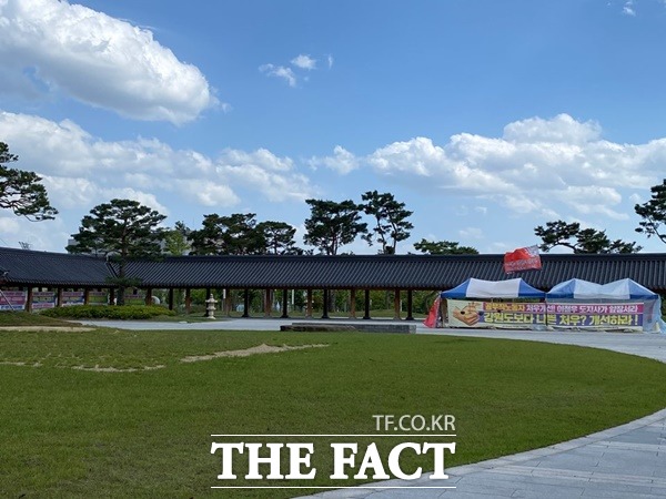 민주노총이 지난달 25일경 밤 9시 넘어 도청 직원들이 퇴근 한 틈을 타고 경북도청 안 광장을 차지하고 한 달 째 천막 농성을 벌이고 있다./안동=오주섭기자