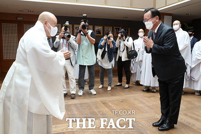 26일 불교를 찾아 원행 총무원장을 예방하는 김 총리(오른쪽).