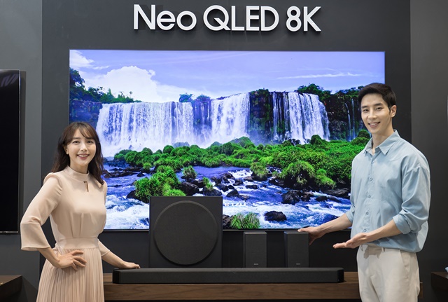 삼성전자 모델들이 삼성전자 수원 디지털시티에서 신제품 사운드바 HW-Q950A를 소개하고 있다. /삼성전자 제공