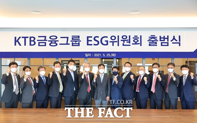 KTB금융그룹이 ESG위원회 출범식을 열고 본격적인 ESG경영활동 개시에 대해 밝혔다. 사진은 이병철 회장(왼쪽 7번째), 최석종 KTB투자증권 부회장(왼쪽 8번째) 및 각 계열사 대표 및 임원들. /KTB투자증권 제공