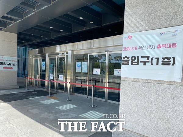 민주노총이 경북도청사안 광장을 차지하고 한 달 째 천막 농성을 하고 있는 바람에 도 청사 정문 입구를 잠궈 민원인들이 후문으로 한참을 돌아 들어가야 불편을 겪고 있다./안동=오주섭기자.