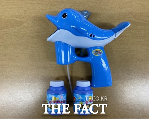 유해 화학물질이 초과 검출된 비누방울총 / 관세청 제공