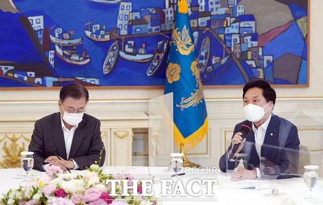 김기현(오른쪽) 국민의힘 대표 권한대행이 26일 청와대에서 열린 문재인 대통령의 여야 정당 대표 초청 대화에 참석해 발언하고 있다. /뉴시스