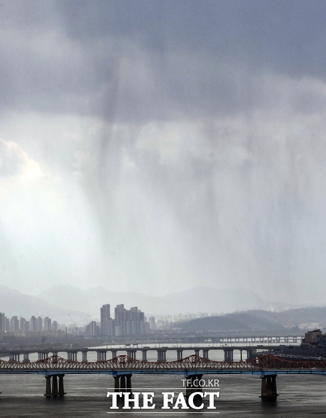 기상청은 중국 보하이만 부근에서 동진하는 기압골과 태풍이 몰고 온 비구름의 영향으로 비가 전국 대부분 지역에서 내릴 것으로 전망했다. /더팩트DB