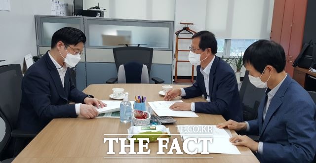 송귀근 고흥군수가 지난 25일 간부공무원들과 함께 행정안전부 등을 방문해 시급성이 요구된 지역 현안사업 해결 특별교부세와 내년도 정부예산 확보 재정지원을 요청하고 있다. /고흥군 제공