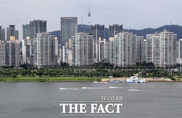 서울 낮기온이 24도까지 오르는 초여름 날씨를 보인 26일 오후 한강의 제트스키가 물보라를 일으키고 있다./임영무 기자