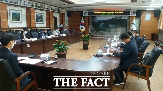 괴산군이 오는 2024년까지 관내 퇴비업체의 가축분뇨 수거율을 50%이상 확대하기로 했다. 지난 18일 군청에서 최낙현 부군수 주재로 ‘자연순환농업 활성화를 위한 축분처리 추진 대책회의’가 열리고 있다. / 괴산군 제공