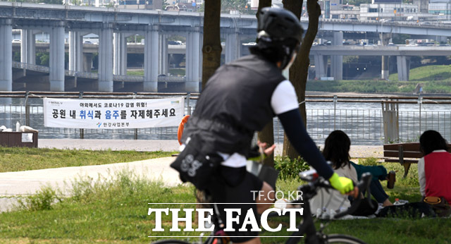 7월부터 신종 코로나바이러스 감염증(코로나19) 예방 접종을 받은 국민은 실외에서 마스크를 쓰지 않아도 된다. 5월14일 오후 서울 서초구 반포한강공원 일대에 음주와 취식 자제를 알리는 안내문이 설치되어 있다. /임세준 기자