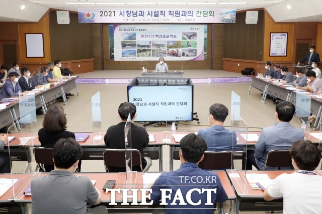 유진섭 시장은 “직원들의 노고를 격려하고 현장에서 겪고 느낀 애로사항과 시정업무 전반에 대한 직원들의 다양한 의견을 들어 시정 운영에 반영하기 위해 직원과의 대화를 마련했다”고 밝혔다. / 정읍시 제공