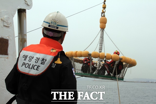 포항해경이 해양사고 구조훈련을 실시한 가운데 구명벌을 이용한 다수인원 구조작업을 벌이고 있다./포항해경 제공