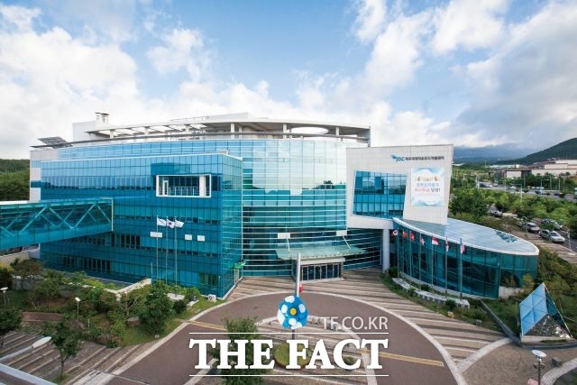 제주국제자유도시개발센터는 제주4·3의 문화학술사업 추진 및 대중화·세계화를 위해 제주4·3연구소와 업무협약을 체결했다고 26일 밝혔다. / 제주국제자유도시개발센터 제공