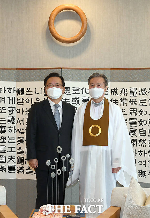 김부겸 국무총리(왼쪽)가 원불교 소태산기념관을 찾아 오도철 원불교 교정원장을 예방하고 있다.