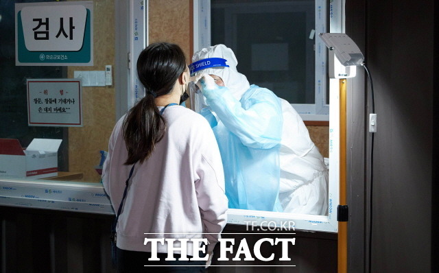 화순군 하니움문화스포츠센터에 마련된 선별진료소에서 주민이 진단검사를 받고 있다./화순군 제공