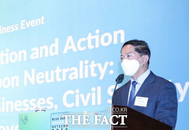 이재준 고양시장이 2021 P4G 서울정상회의의 공식부대행사인 ‘2050 탄소중립 달성을 위한 분야별 역할 및 달성전략’을 주제로 한 토론회에 참석해 전 세계 온실가스의 75%를 배출하는 곳이 도시라며 기후행동의 50~80%가 지역에서 수행되는 만큼 지방정부는 기후위기 대응의 핵심요소가 될 것이라고 강조했다./고양시 제공