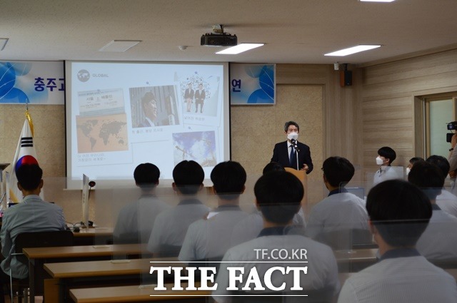 이인영 통일부 장관이 26일 모교인 충북 충주고에서 2, 3학년 회장단을 대상으로 통일교육 특강을 하고 있다. / 충북도교육청 제공