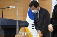  '백신접종 인센티브' 발표하는 권덕철 중대본 1차장 [포토]