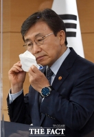  마스크 벗는 권덕철 보건복지부 장관 [포토]