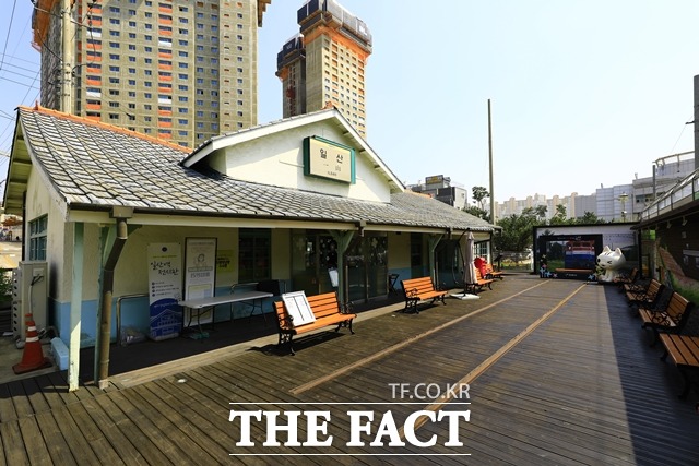 일산농협창고는 100년 전통의 ‘일산초교’와 근접해 있으며 옆으로는 경의선 활성화 프로젝트인 경의선 르네상스에 포함된 일산역과 나란히 위치해 있다./고양시 제공