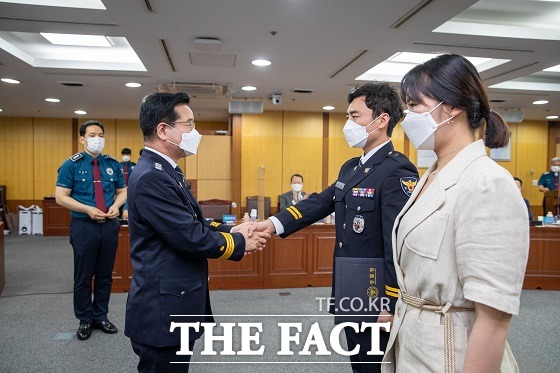 27일 오전 부산청 동백홀에서 열린 임용식에 김창룡 경찰청장이 직접 참석해 강력범죄수사대 소속 이지완 경사의 1계급 승진 임명장을 수여했다./부산경찰청 제공.