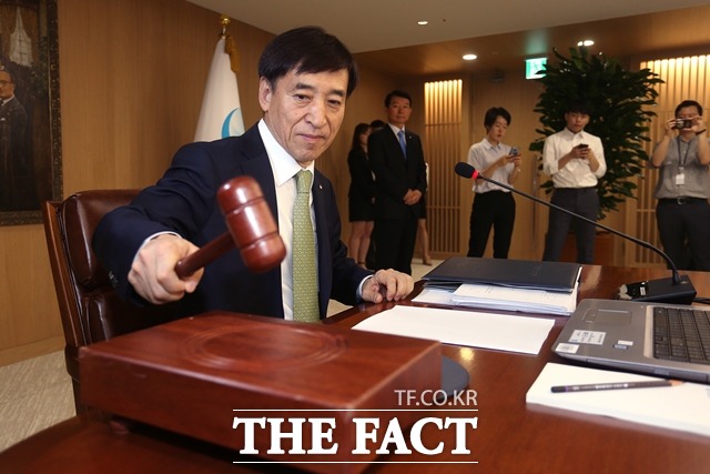 한은은 27일 서울 중구 본관에서 금융통화위원회(금통위)를 열고 현 0.5% 수준인 기준금리를 동결한다고 밝혔다. /임세준 기자