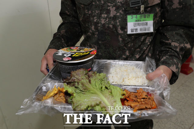 장기 휴가를 다녀온 한 장병이 무증상 격리 생활관으로 본인들이 직접 배식한 점심을 가져가고 있다.