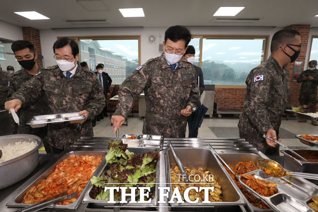 송영길 대표가 직접 배식하며 장병들과 함께 식사 준비를 하고 있다.