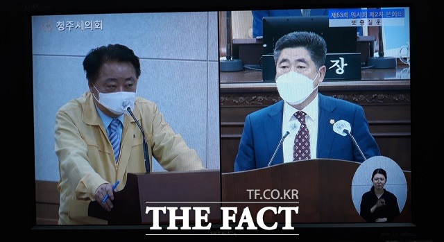 27일 열린 청주시의회 임시회 2차 본회의에서 한범덕 시장(왼쪽)과 김태수 의원이 시정 질문‧답변을 하고 있다. 시의회 본회의 TV 생중계 화면 촬영. / 김영재 기자