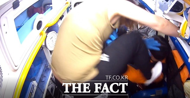 지난달 5일 오후 2께 40대 여성이 자신을 태우고 병원으로 향하던 구급차량 내에서 구급대원을 발로 차고 있다./전북소방본부 제공