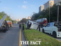  [속보] 소형차 피해 급정거한  트레일러, 실은 강철관 운전석 덮쳐