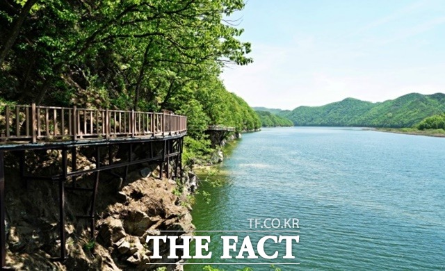 충북 옥천군 대청호 안터지구 향수호수길. 환경부는 27일 안터지구를 국가 생태관광지역으로 선정했다. / 충북도 제공