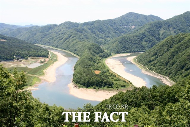 충북 옥천군 대청호 안터지구 한반도 지형. 환경부는 27일 안터지구를 국가 생태관광지역으로 선정했다. / 충북도 제공