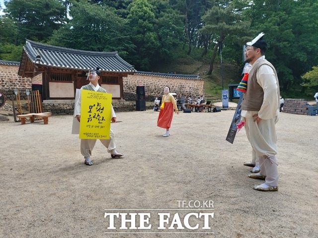 고창군이 10월말까지 매주 일요일 오전 11시 고창읍성 공북루 일원에서 ‘모양성 유랑단’ 야외 상설공연을 진행한다. /고창군 제공