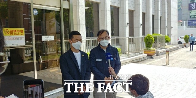 고 김재순 노동자의 아버지 김선양씨(왼쪽)와 금속노조 관계자가 공판이 끝난 후 입장을 밝히고 있다. /정의당 제공