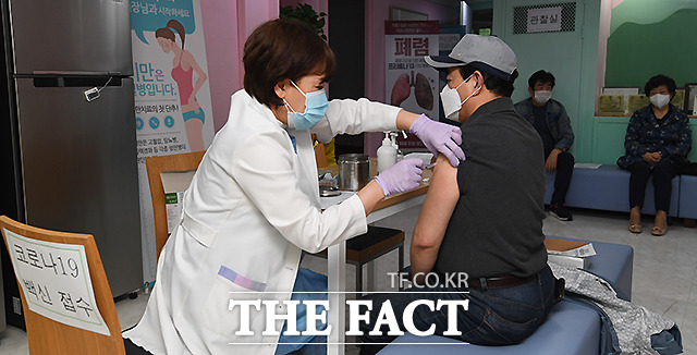 전날부터 65∼74세 고령층에 대한 아스트라제네카 백신 접종이 시작됐다.