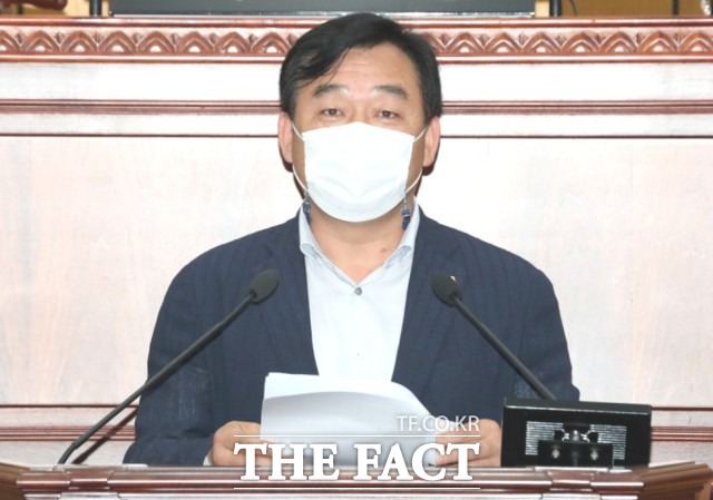 기시재의원은 5분 자유발언을 통해 자동차나 농기계가 다닐 수 있는 대체도로 개설로 자전거 전용도로를 이용하는 시민들간의 해묵은 갈등을 해결할 수 있는 해법이 필요함을 역설했다. / 정읍시의회 제공