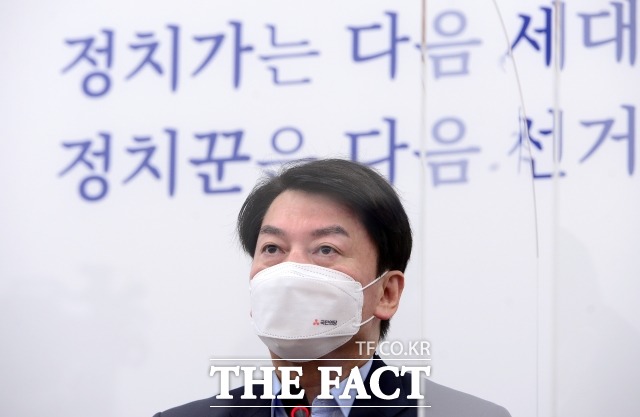 국민의당 안철수 대표는 28일 세상 물정 모른다는 일각의 비판에 대해 어음깡도 해봤다며 반박했다. 지난 27일 국민의당 최고위원회의에 참석한 안 대표. /이선화 기자