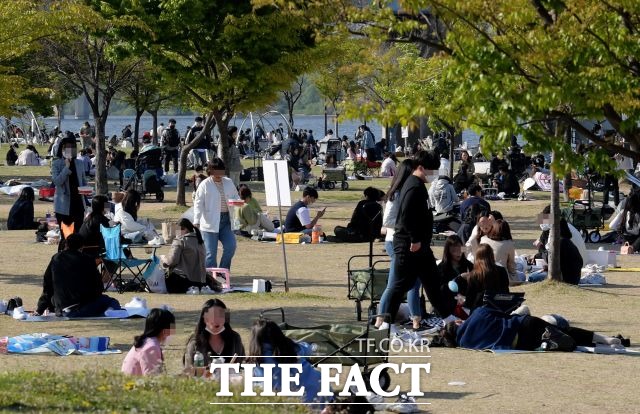 날씨가 따뜻해지자 시민들은 한강공원에 삼삼오오 모여 음식을 취식하는 등 나들이를 즐기고 있다. /이선화 기자