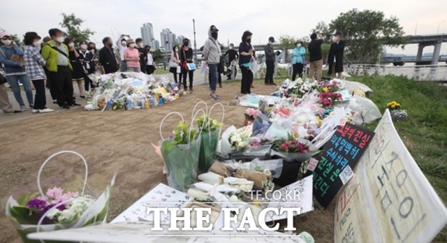 한강공원에서 실종됐다가 숨진 채 발견된 의대생 고(故) 손정민씨의 친구 A씨 측이 최근 떠도는 의혹들을 두고 재반박에 나섰다. 사진은 손씨의 추모공간에서 시민들이 고인을 애도하는 모습. /뉴시스