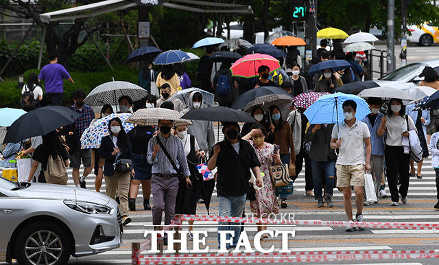 수도권 지역에 비가 내리는 29일 오후 서울 용산구 용산역 일대의 시민들이 우산을 쓰고 발걸음을 재촉하고 있다. /이동률 기자